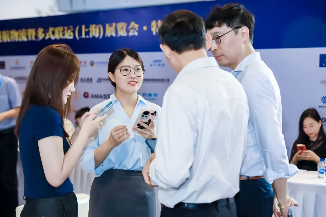 与会嘉宾现场交流